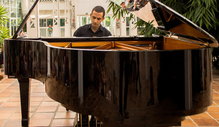 ÁLVARO FERNÁNDEZ · PIANO