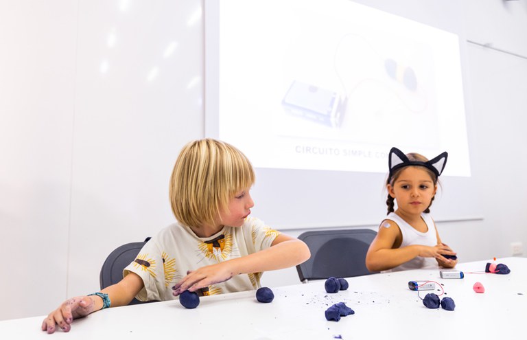 TALLER · PLASTIFORMES LLUMINOSES