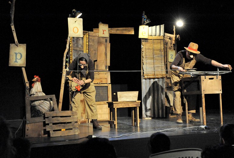 TEATRE FAMILIAR · LA GALLINA DELS OUS D’OR