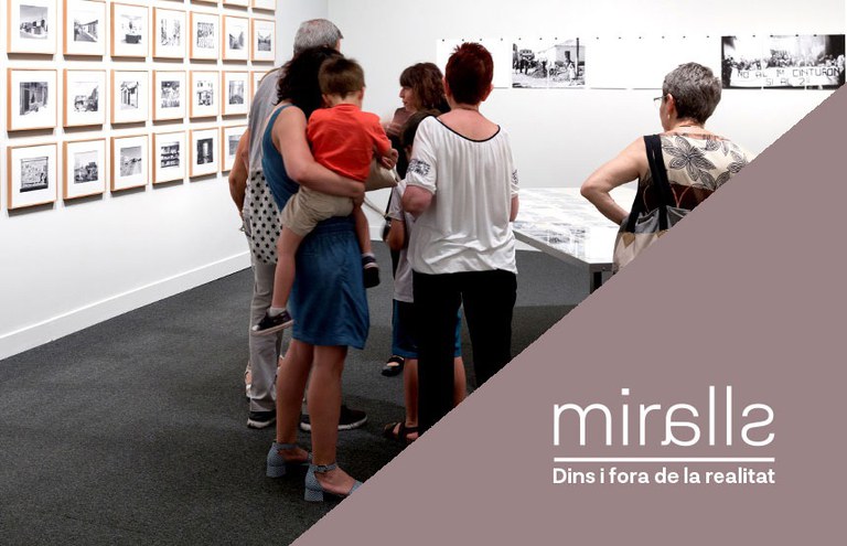 VISITA FAMILIAR A L'EXPOSICIÓ · MIRALLS