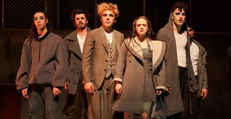 TEATRO · "L'ALEGRIA QUE PASSA"